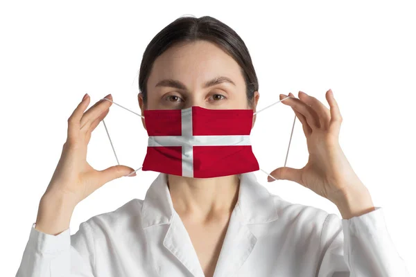 Respirator Flagą Danii Lekarz Zakłada Maskę Medyczną Białym Tle — Zdjęcie stockowe