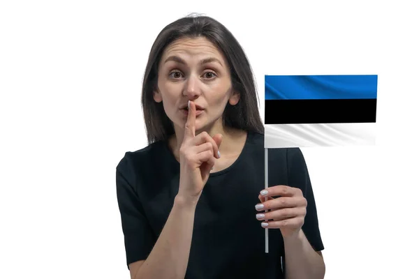 Счастливая Молодая Белая Женщина Флагом Эстонии Держит Палец Губам Изолированы — стоковое фото