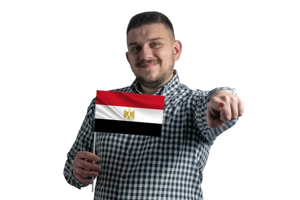 Biały Facet Trzyma Flagę Egiptu Wskazuje Przed Nim Odizolowany Białym — Zdjęcie stockowe