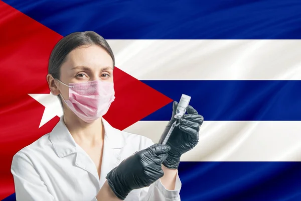 Meisjesdokter Bereidt Vaccinatie Voor Tegen Achtergrond Van Cubaanse Vlag Vaccinatieconcept — Stockfoto