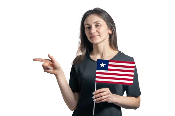 Glad Ung Vit Kvinna Som Håller Flaggan Liberia Och Pekar — Stockfoto