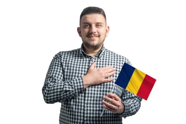 Beyaz Adam Chad Bayrağını Tutuyor Elini Kalbinin Üzerine Koyuyor Beyaz — Stok fotoğraf