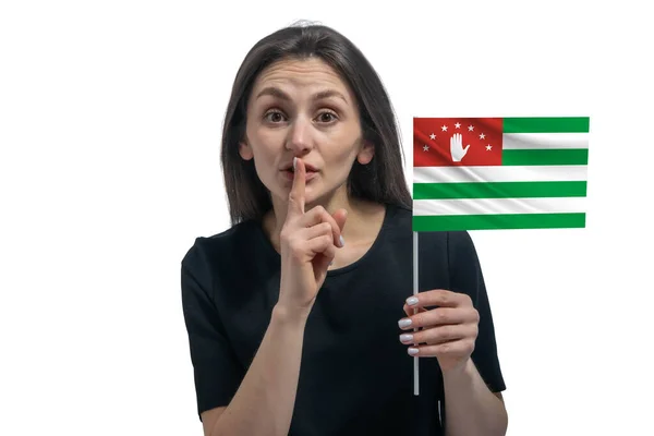Щаслива Молода Біла Жінка Тримає Прапор Абхазії Тримає Палець Губ — стокове фото