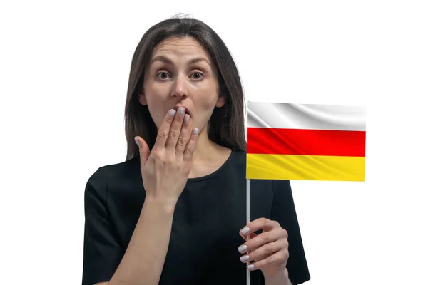 Счастливая Молодая Белая Женщина Флагом Южной Осетии Закрывает Рот Рукой — стоковое фото