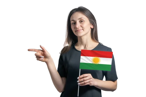 Heureuse Jeune Femme Blanche Tenant Drapeau Kurdistan Pointant Vers Gauche — Photo