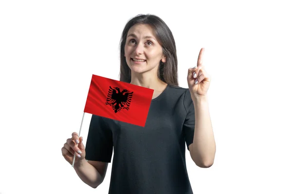 快乐的年轻白人女子举着阿尔巴尼亚国旗 无拘无束地竖起大拇指 — 图库照片
