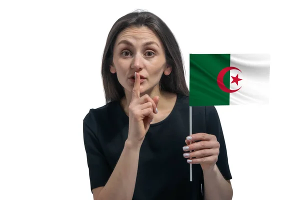 Szczęśliwa Młoda Biała Kobieta Trzyma Flagę Algierii Trzyma Palec Ustach — Zdjęcie stockowe