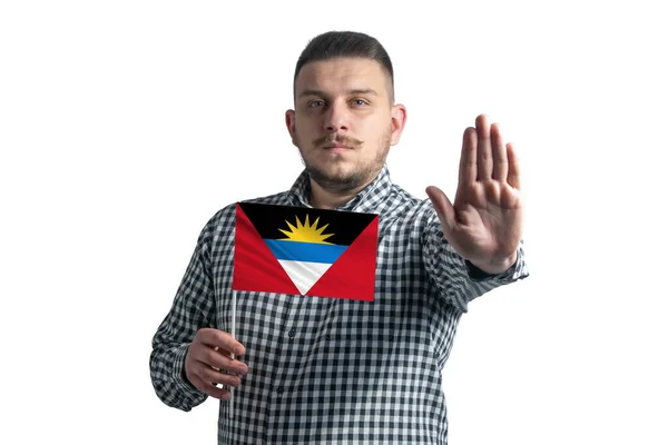 Bílý Muž Drží Vlajku Antigua Barbuda Vážnou Tváří Ukazuje Ruční — Stock fotografie