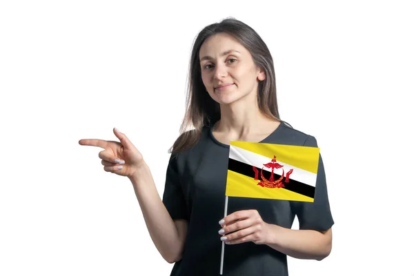 Gelukkige Jonge Blanke Vrouw Met Vlag Brunei Wijst Naar Links — Stockfoto