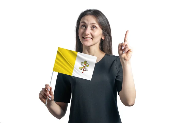 Jovem Mulher Branca Feliz Segurando Bandeira Vaticano Aponta Polegares Isolados — Fotografia de Stock