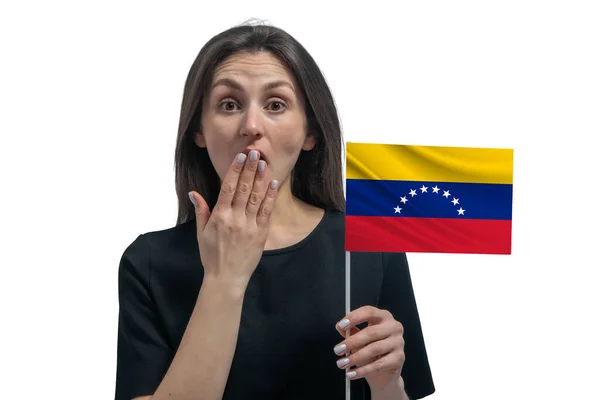 Щаслива Молода Біла Жінка Тримає Прапор Венесуели Закриває Рот Рукою — стокове фото