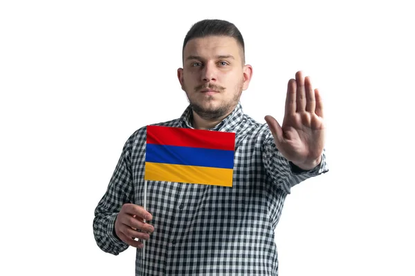 拿着亚美尼亚国旗 面色严肃的白人出现在白色背景下的停止手势上 — 图库照片