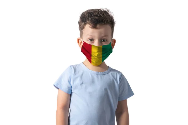 Противник Прапора Прапором Гвінеї Білий Хлопчик Одягає Маску Обличчя Ізольовану — стокове фото