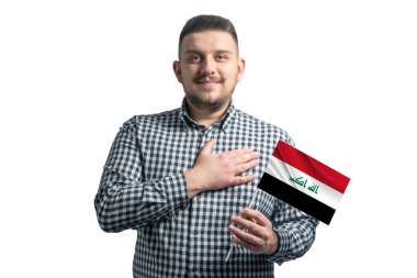 Beyaz adam Irak bayrağını tutuyor ve elini kalbinin üzerine koyuyor. Beyaz bir arka planda, Irak 'a sevgilerle..