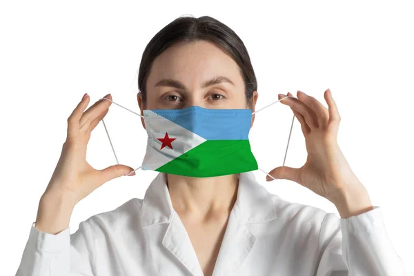 ジブチの旗を持つ呼吸器医師は 白い背景に隔離された医療面マスクに置きます — ストック写真