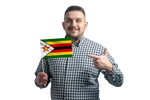 Белый Парень Держит Флаг Зимбабве Указывает Пальцем Другой Руки Флаг — стоковое фото