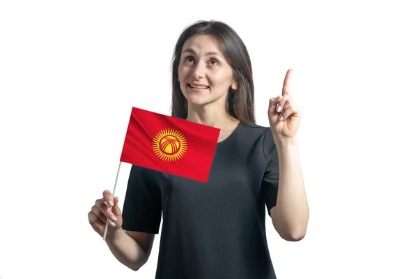 Счастливая Молодая Белая Женщина Флагом Кыргызстана Указывает Пальцами Вверх Изолированы — стоковое фото