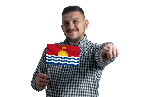 Blanke Man Met Een Vlag Van Kiribati Wijst Naar Voren — Stockfoto