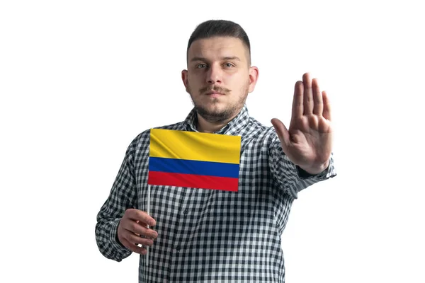 拿着哥伦比亚国旗 严肃面孔的白人出现在白色背景下的停止手势上 — 图库照片