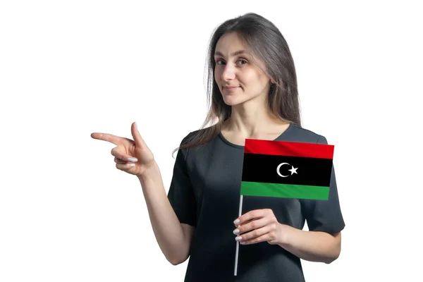 Lykkelig Ung Hvit Kvinne Med Flagget Libya Peker Til Venstre – stockfoto