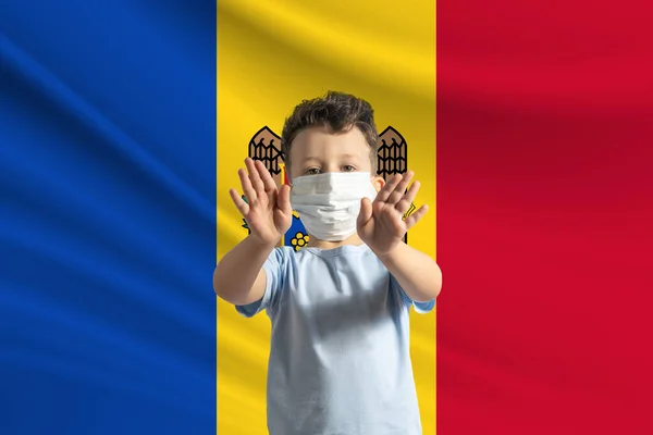 Kleine Blanke Jongen Met Een Beschermend Masker Achtergrond Van Vlag — Stockfoto