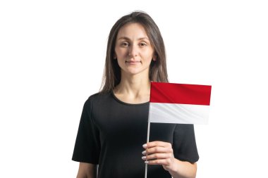 Beyaz arka planda Monako bayrağı taşıyan mutlu beyaz kız..