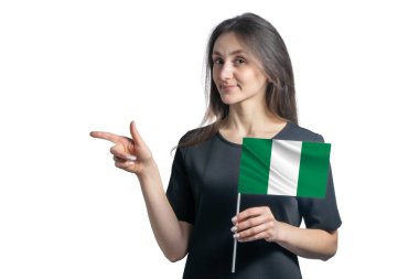 Nijerya bayrağı taşıyan mutlu beyaz kadın beyaz bir arka planda izole edilmiş solu işaret ediyor..