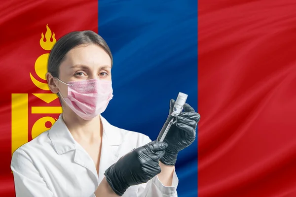 女医はモンゴル国旗を背景に予防接種の準備をしている 予防接種の概念 モンゴル — ストック写真