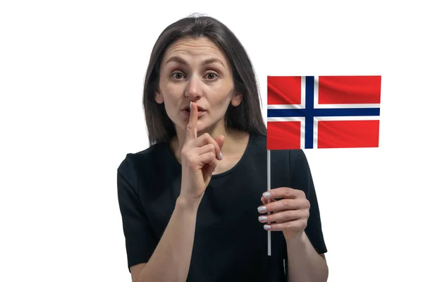 Ευτυχισμένη Νεαρή Λευκή Γυναίκα Που Κρατά Σημαία Της Νορβηγίας Και — Φωτογραφία Αρχείου