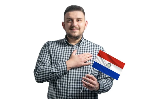 Hombre Blanco Sosteniendo Una Bandera Paraguay Sostiene Mano Sobre Corazón — Foto de Stock