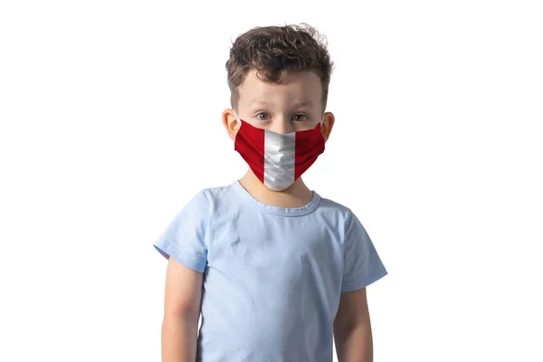 Respirator Flagą Peru Biały Chłopiec Zakłada Maskę Medyczną Białym Tle — Zdjęcie stockowe