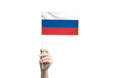 Beyaz arka planda izole edilmiş, Rusya bayrağını tutan güzel bir kadın..
