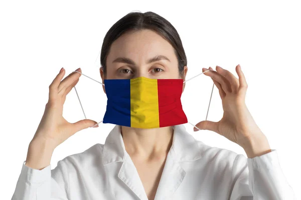 带罗马尼亚国旗的呼吸机医生戴上医疗面罩 隔离在白色背景下 — 图库照片