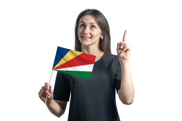 快乐的年轻白人女子举着塞舌尔国旗 无拘无束地竖起大拇指 站在白色背景上 — 图库照片