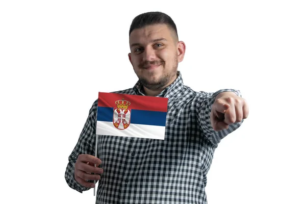 Biały Facet Trzyma Flagę Serbii Wskazuje Przed Nim Odizolowany Białym — Zdjęcie stockowe