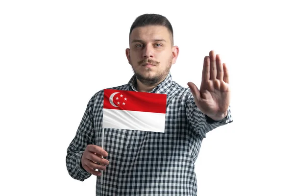 Blanke Man Met Een Vlag Van Singapore Een Serieus Gezicht — Stockfoto