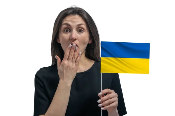 Jovem Mulher Branca Feliz Segurando Bandeira Ucrânia Cobre Boca Com — Fotografia de Stock