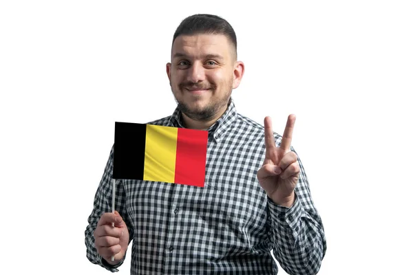 白い男はベルギーの旗を持っていて白い背景に2本の指が孤立している — ストック写真