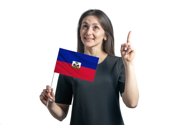 Glad Ung Vit Kvinna Som Håller Flagga Haiti Och Pekar — Stockfoto
