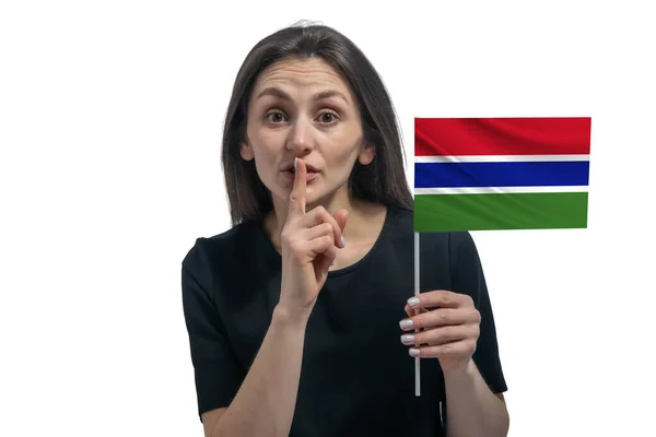 감비아의 깃발을 배경에 고립된 입술을 손가락으로 — 스톡 사진