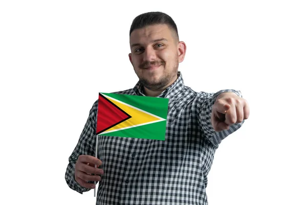 Blanke Man Met Een Vlag Van Guyana Wijst Naar Voren — Stockfoto