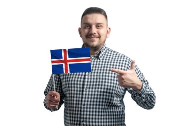 Beyaz adam İzlanda bayrağını tutuyor ve diğer elini beyaz arka planda izole edilmiş bayrağa doğrultuyor..
