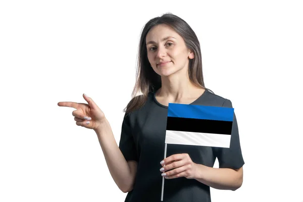 Feliz Joven Blanca Sosteniendo Bandera Estonia Señala Izquierda Aislada Sobre —  Fotos de Stock