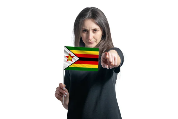 Šťastná Mladá Bílá Žena Drží Vlajku Zimbabwe Ukazuje Před Sebe — Stock fotografie