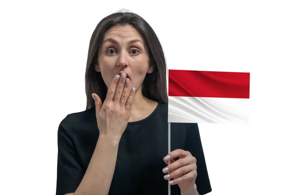 Feliz Joven Mujer Blanca Sosteniendo Bandera Indonesia Cubre Boca Con — Foto de Stock