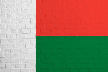 Madagaskar bayrağı. Madagaskar bayrağının tuğla duvar dokusu.