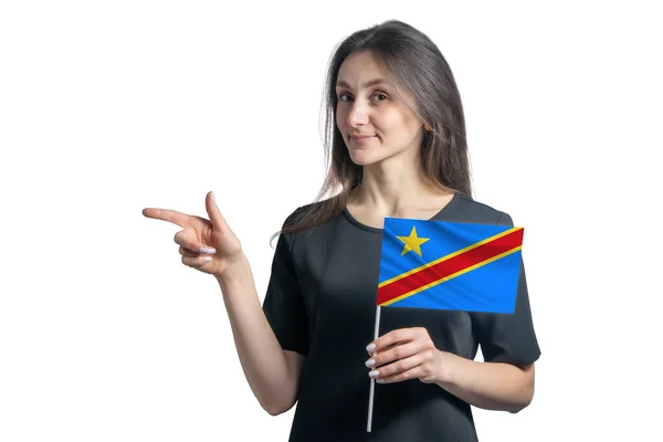 コンゴ民主共和国の国旗を掲げる幸せな若い白人女性と白い背景に孤立した左を指す — ストック写真