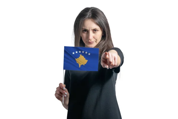 Gelukkige Jonge Blanke Vrouw Met Vlag Van Kosovo Wijst Naar — Stockfoto