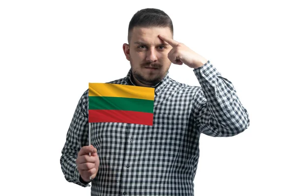 リトアニアの国旗を手にした白い男と指が白い背景に隔離された頭の上に寺院に触れる — ストック写真