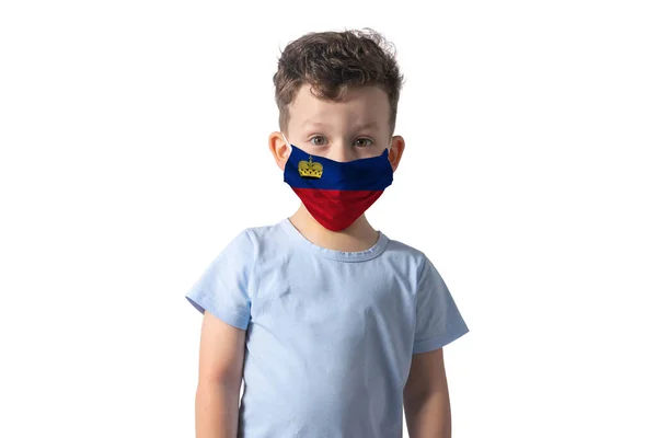 Respirador Com Bandeira Liechtenstein Branco Menino Coloca Médico Máscara Facial — Fotografia de Stock